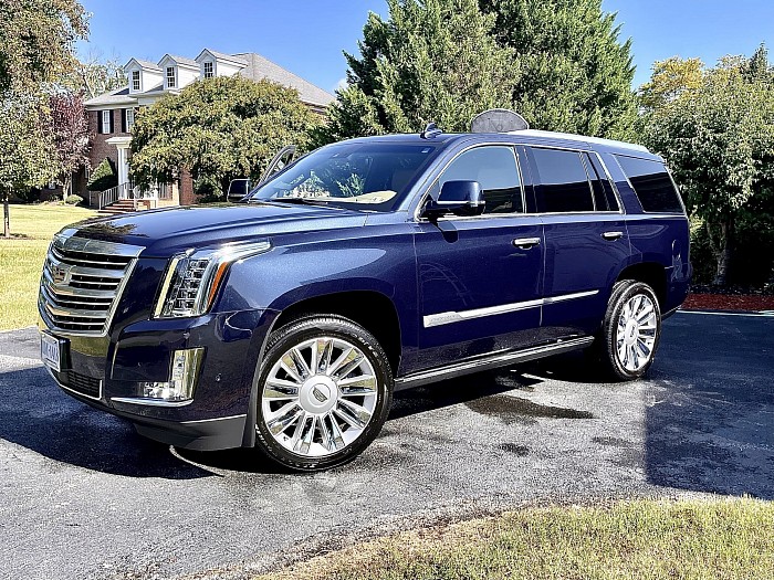 Cadillac Escalade Platinum Edition (Fully Loaded w/Mobile Entertainment)